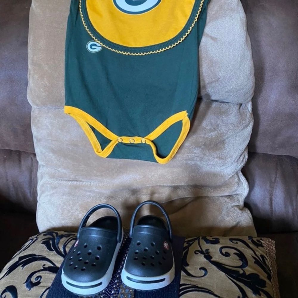 New 3 piece green bay Packers onesie Set w Crocs
